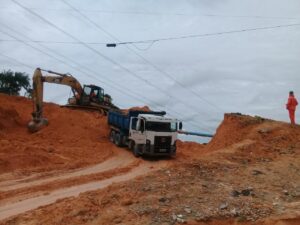Imagem da notícia - Construção de passagem de nível na rua S, no conjunto Galiléia, avança com escavações e cortes do terreno