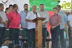 Imagem da notícia - Governador Amazonino Mendes assina ordem de serviço para início de obras de recuperação do sistema viário de Manicoré