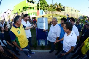 Imagem da notícia - Governador Amazonino entrega nova área de lazer para moradores do bairro São Raimundo