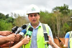 Imagem da notícia - Wilson Lima assina ordem de serviço para recuperar estrada, inspeciona obras e reinaugura terminal turístico fluvial, na RMM