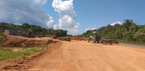 Imagem da notícia - Seinfra reinicia serviços de terraplanagem na Rodovia AM-070