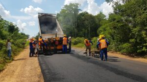 Imagem da notícia - Obras de recuperação da Estrada do Caldeirão avançam em Iranduba e colaboram para o escoamento agrícola