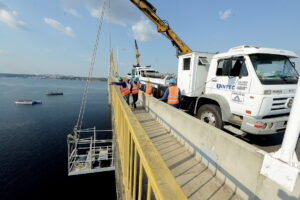 Imagem da notícia - Ponte sobre o Rio Negro recebe cabos para melhorar abastecimento de energia em Iranduba e Manacapuru
