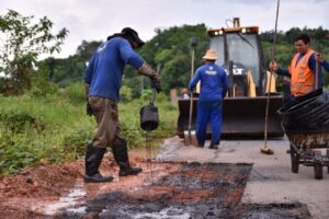 Imagem da notícia - Seinfra realiza serviços de recuperação da estrada de Novo Airão e executa mais de 90% das obras na malha viária da cidade