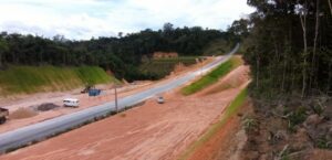 Imagem da notícia - Governo do Amazonas prossegue com os serviços de recuperação das estradas de Silves e Itapiranga