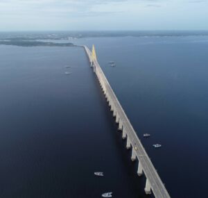 Imagem da notícia - Governo do Amazonas revitaliza sistema de proteção e sinalização náutica da Ponte Jornalista Phelippe Daou