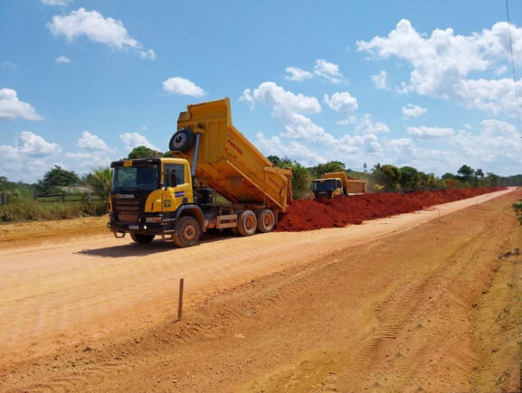 Governo do Amazonas avança com a obra de pavimentação do ramal da Cooperativa, na zona rural de Manaus