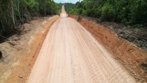 Imagem da notícia - População celebra início da obra de pavimentação do ramal Santo Antônio, em Manaus