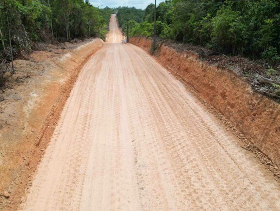 População celebra início da obra de pavimentação do ramal Santo Antônio, em Manaus